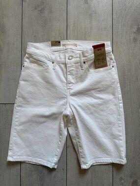 Levi's Women’s White Denim Shorts. NWT